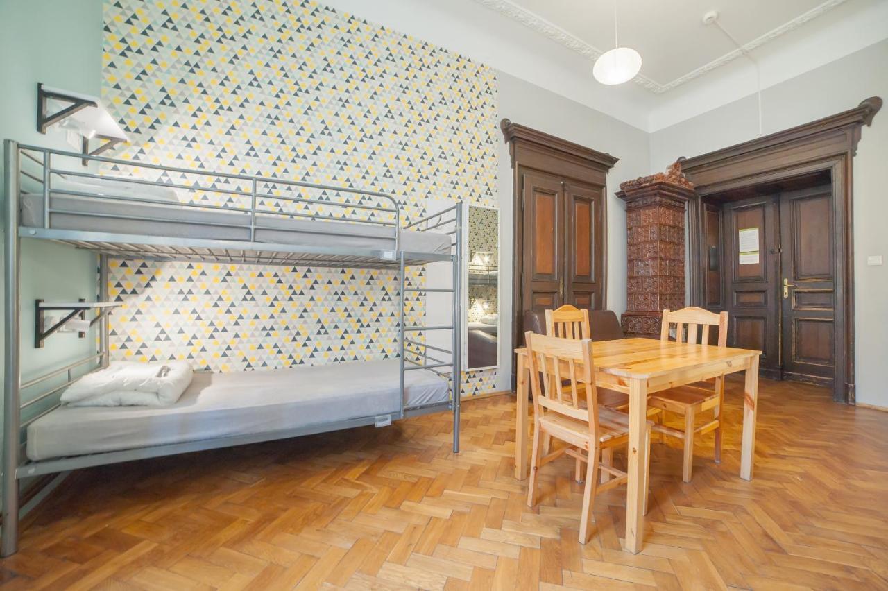 Bett im 6-Bett-Schlafsaal mit Gemeinschaftsbad
